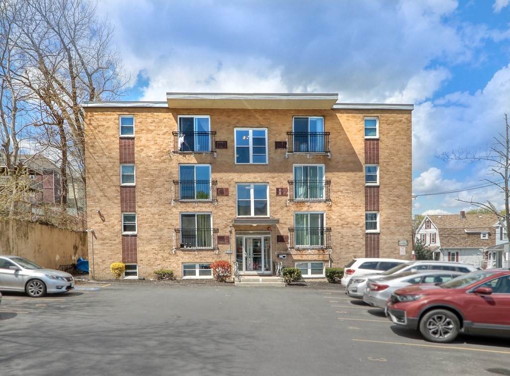 16 Waldemar Ave - Photo 1