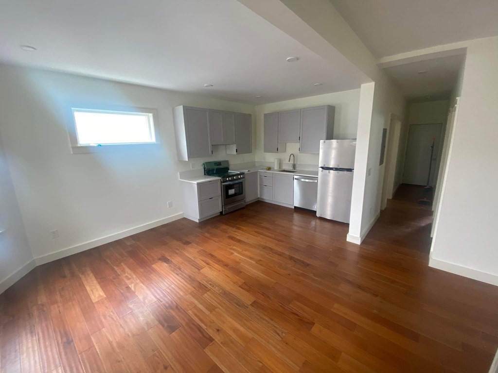 35 Selden St - Photo 1