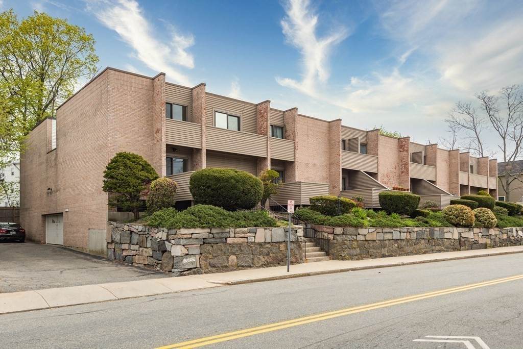 72 Centre St - Photo 1