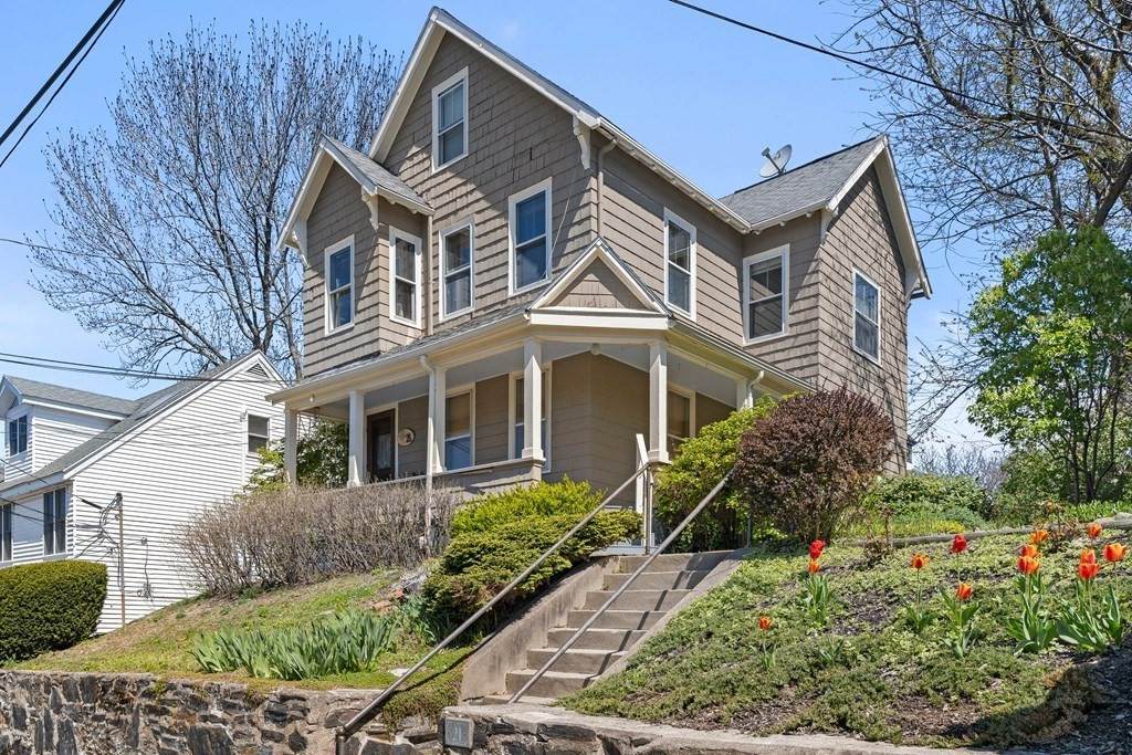 21 Raymond Avenue - Photo 1