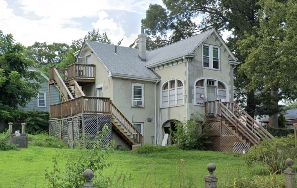 261 Hebron St - Photo 1
