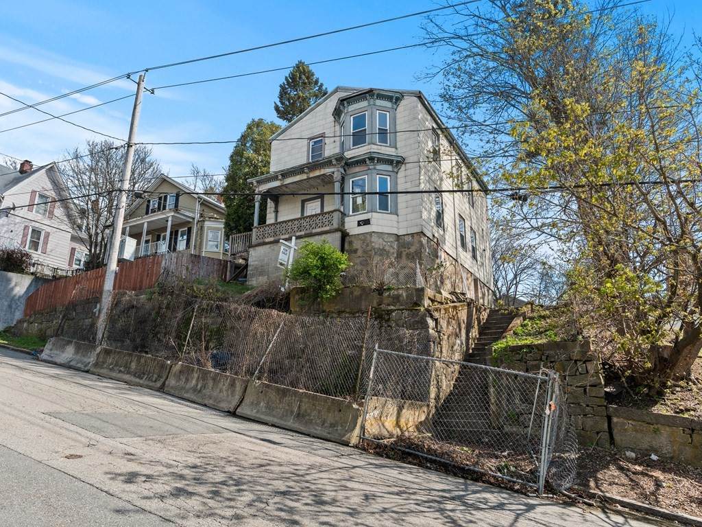 213 Weetamoe Street - Photo 1