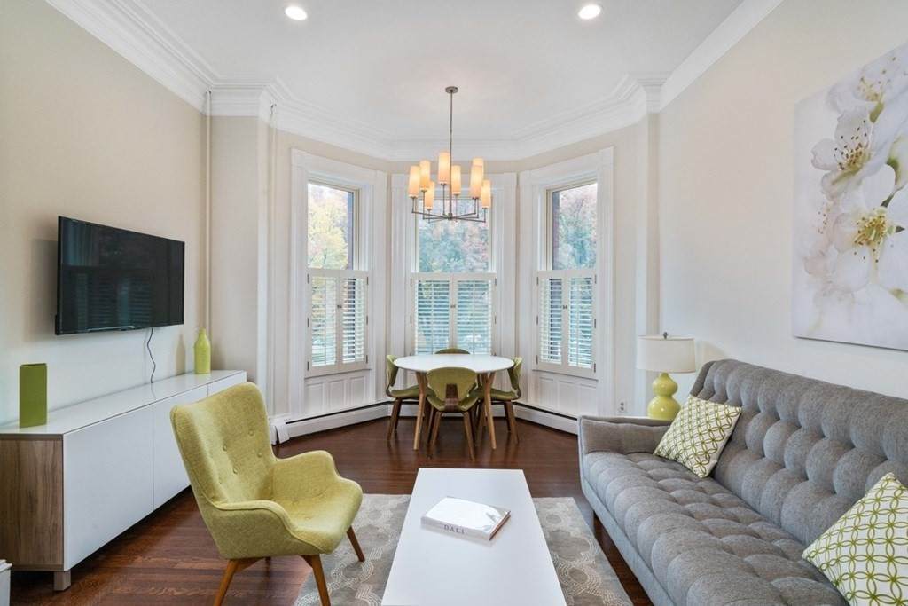 320 Commonwealth Ave - Photo 1