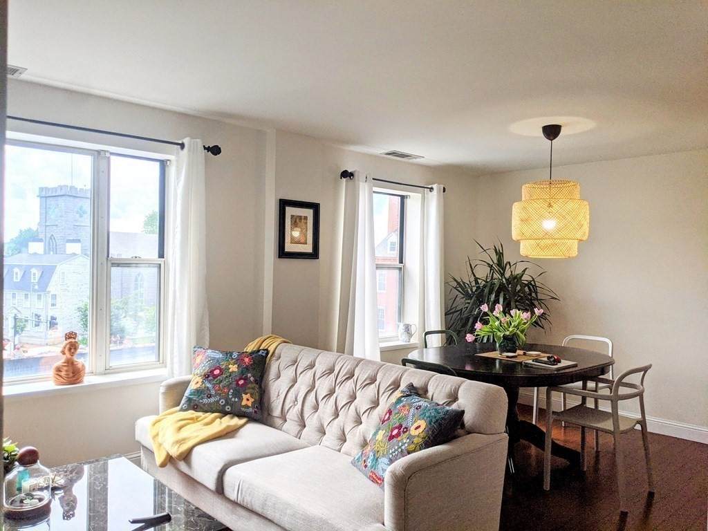 289 Essex St - Photo 1