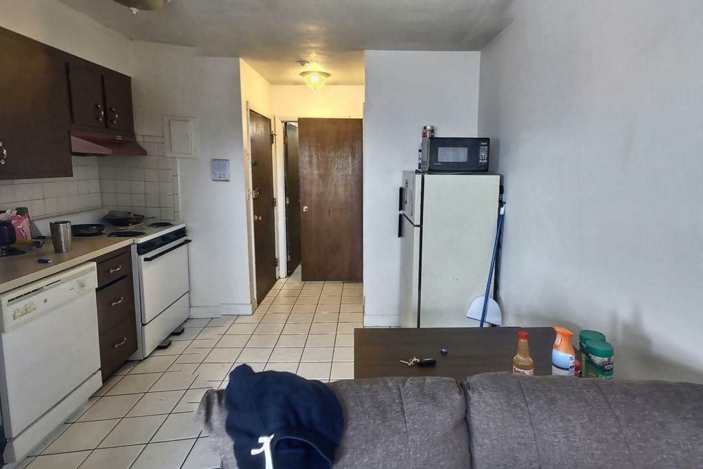1027 Commonwealth Ave - Photo 1