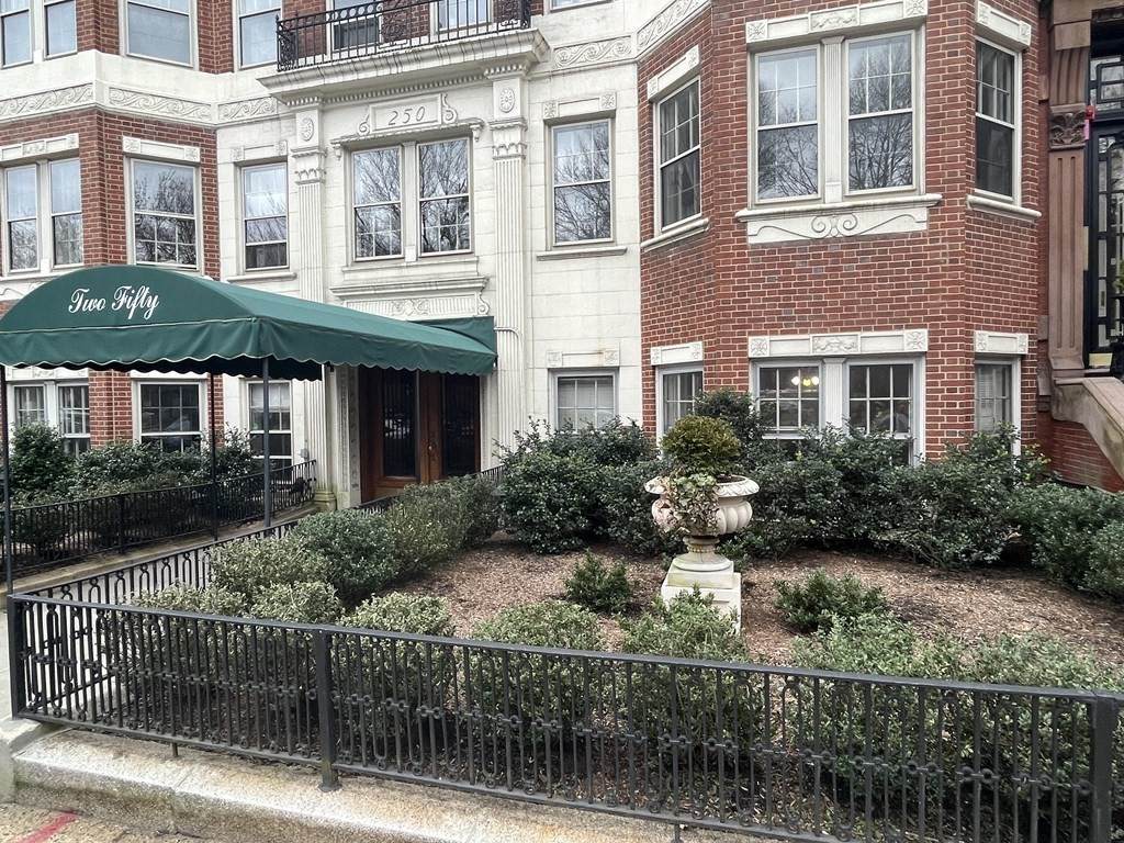 250 Commonwealth Ave - Photo 1
