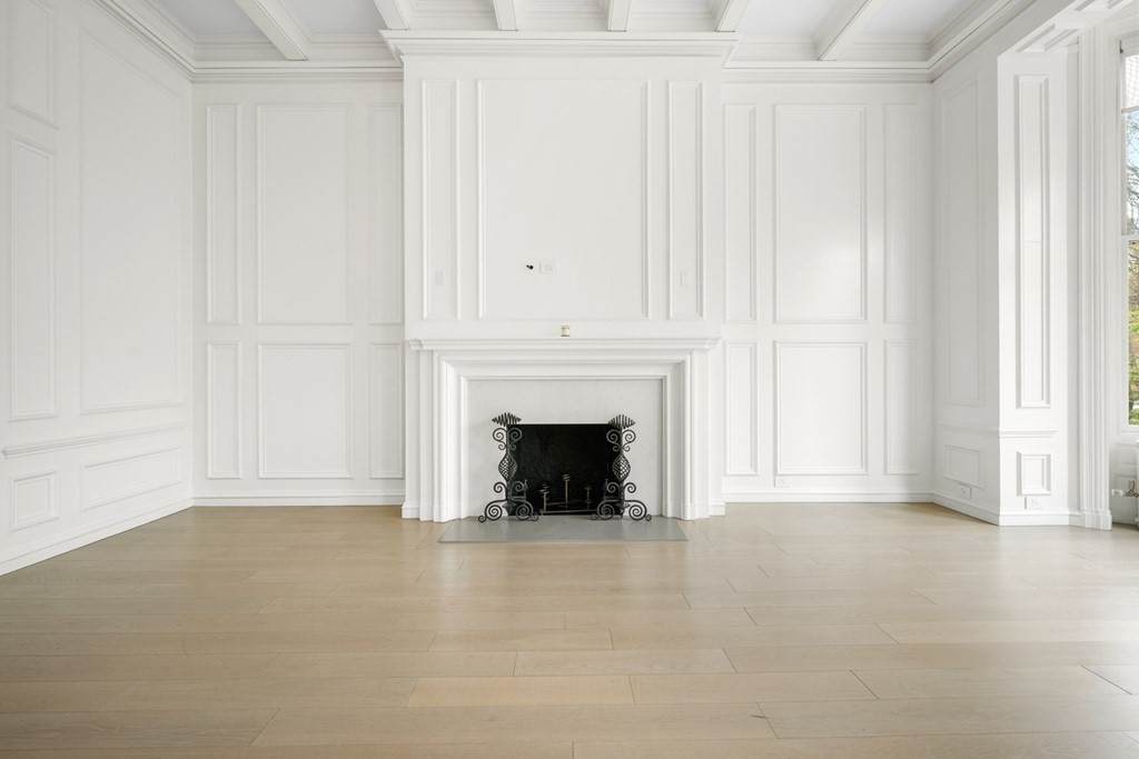 135 Commonwealth Ave - Photo 1