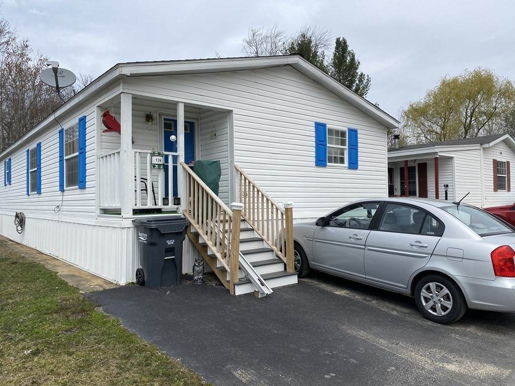 556 Central St - Photo 1
