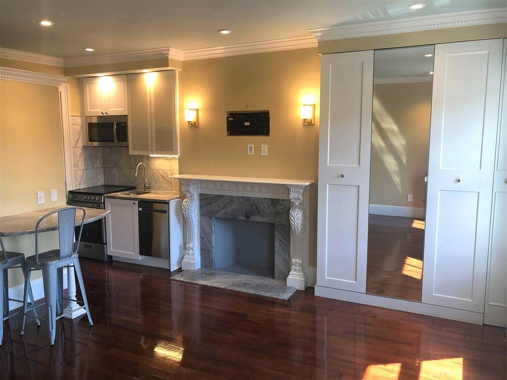 88 Charles - Photo 1