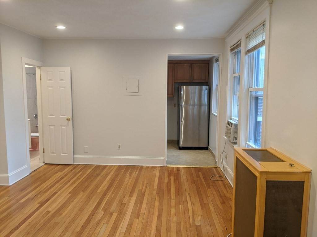 124 Sutherland Rd - Photo 1