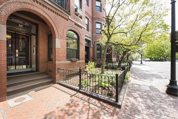 237 W Newton Street - Photo 1