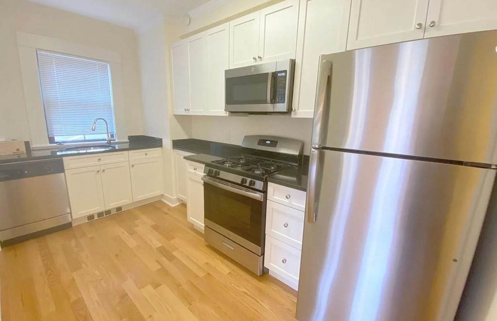 219 Commonwealth Ave - Photo 1