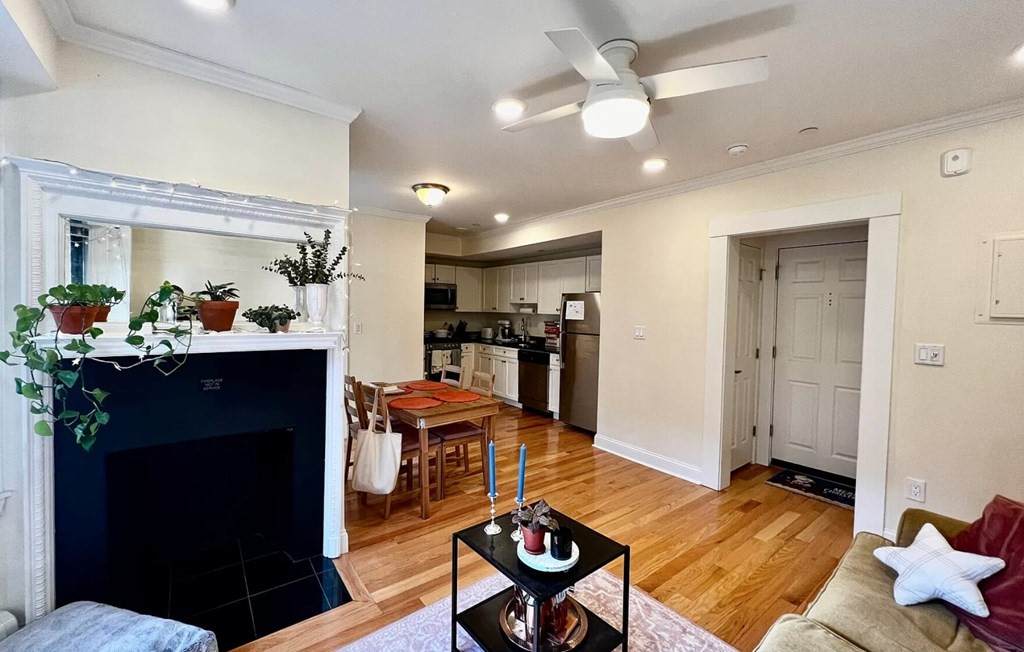 219 Commonwealth Ave - Photo 1