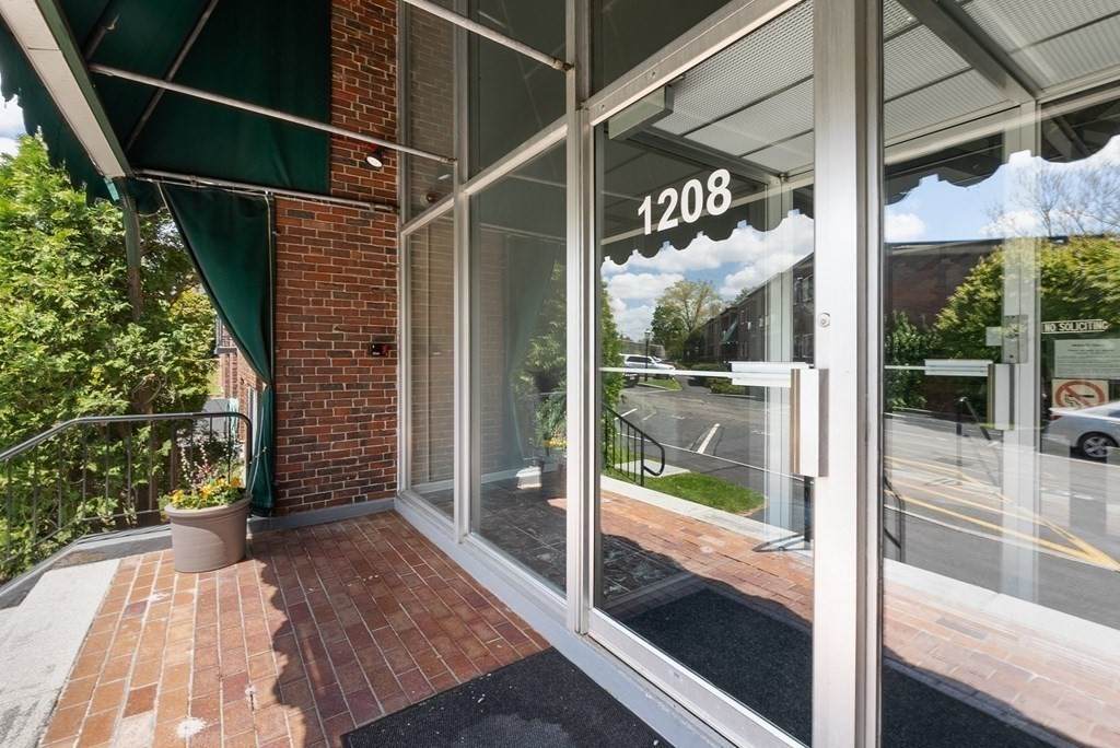 1208 Greendale - Photo 1