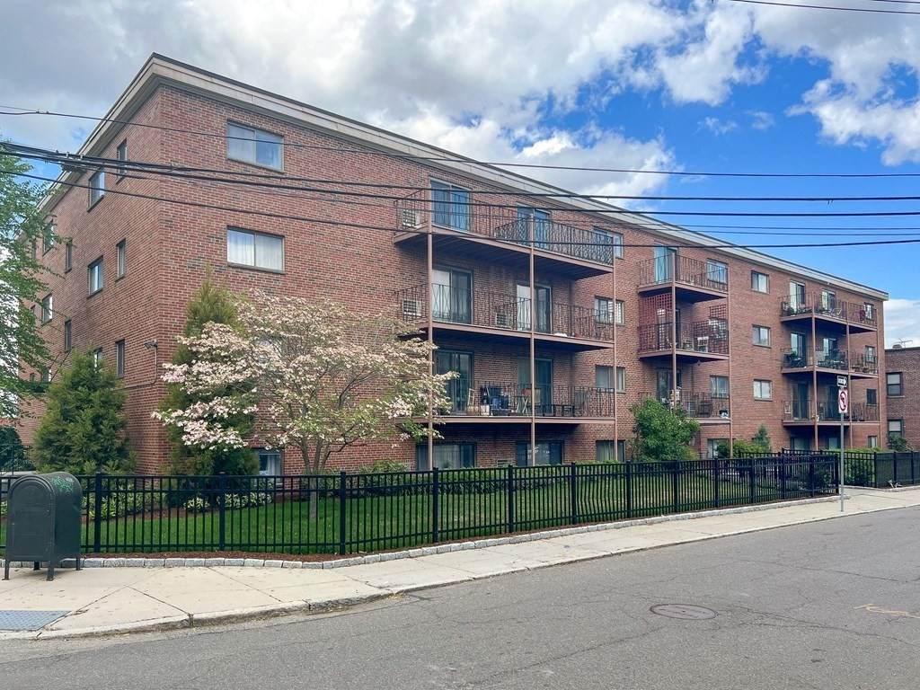 26 Waverly St - Photo 1