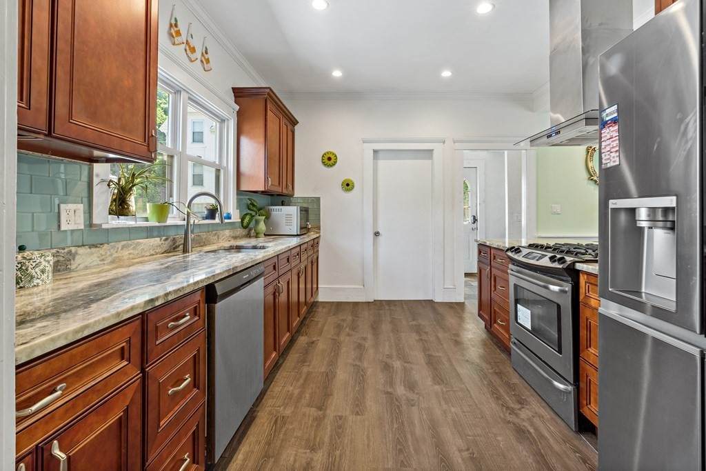 576 Lincoln Ave - Photo 1