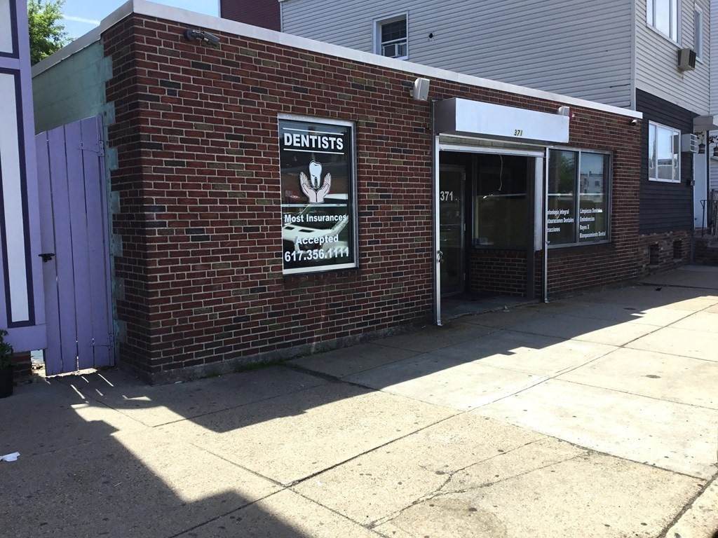 371 Chelsea St - Photo 1