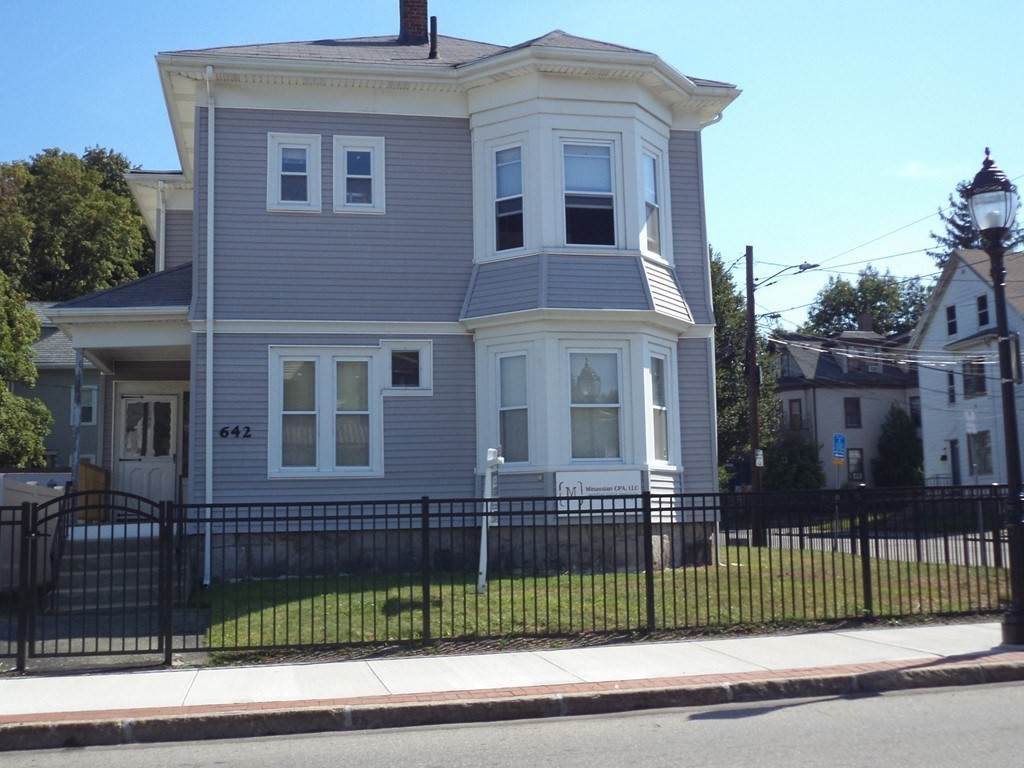 642 Moody - Photo 1
