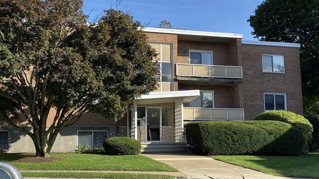 81 Lionel Ave - Photo 1