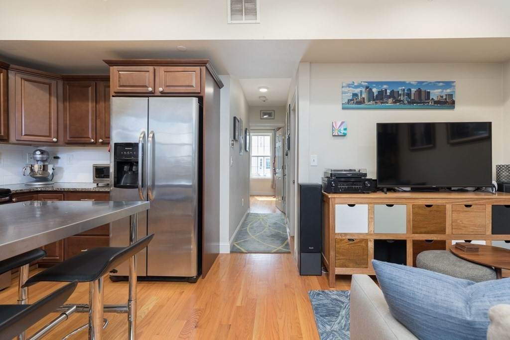 110 Chelsea St - Photo 1