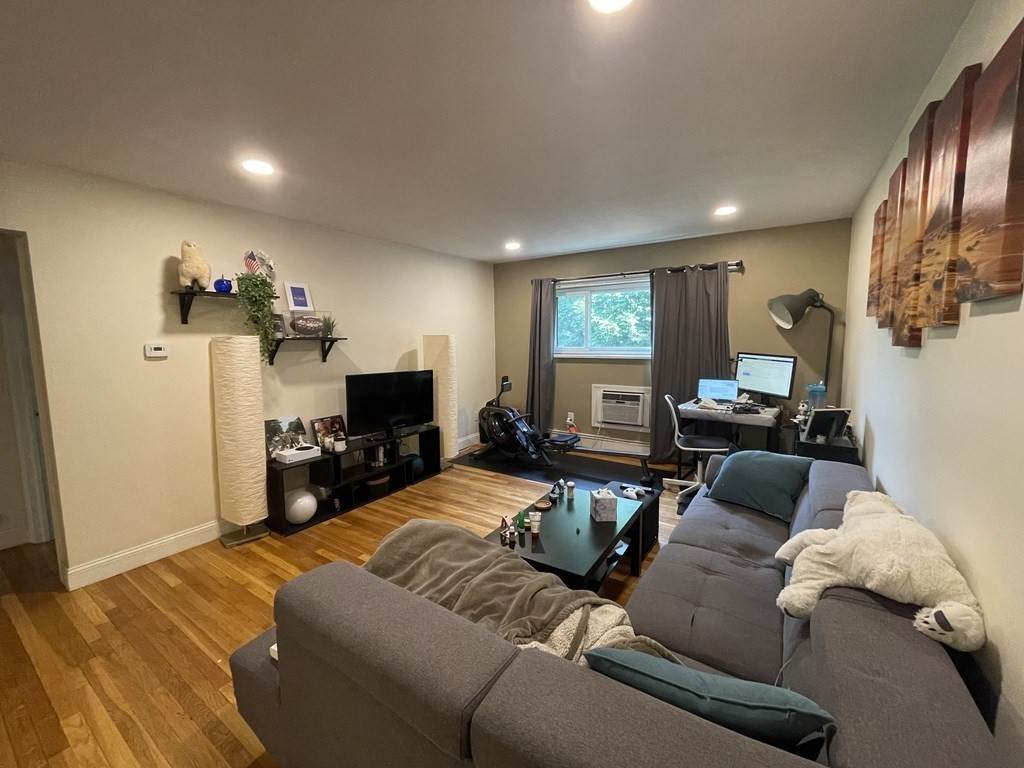 8 Riverside St - Photo 1