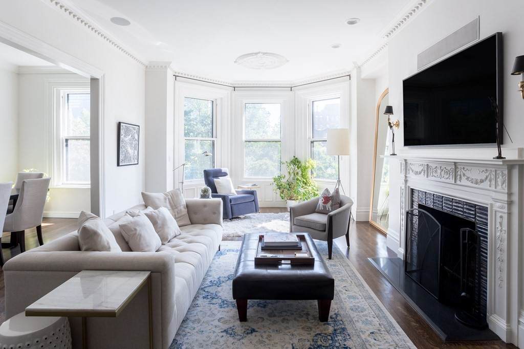 327 Commonwealth Ave - Photo 1