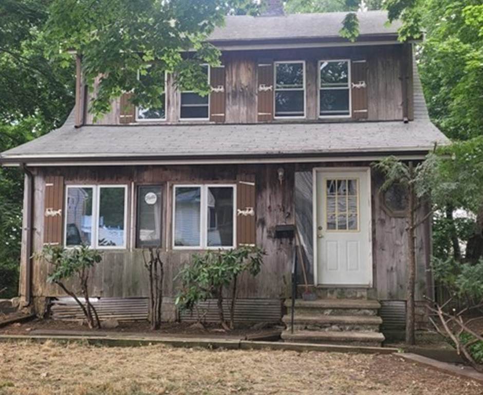 42 Oak St E - Photo 1