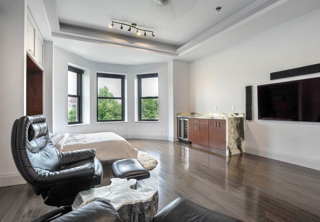160 Commonwealth Ave - Photo 1