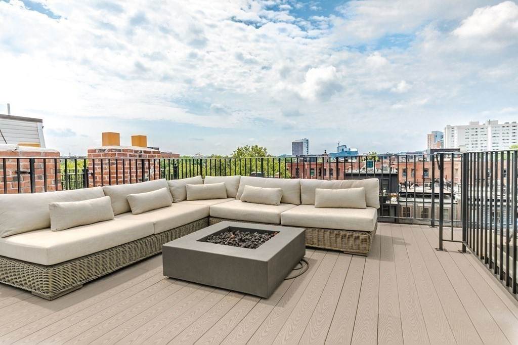 238 W Newton - Photo 1