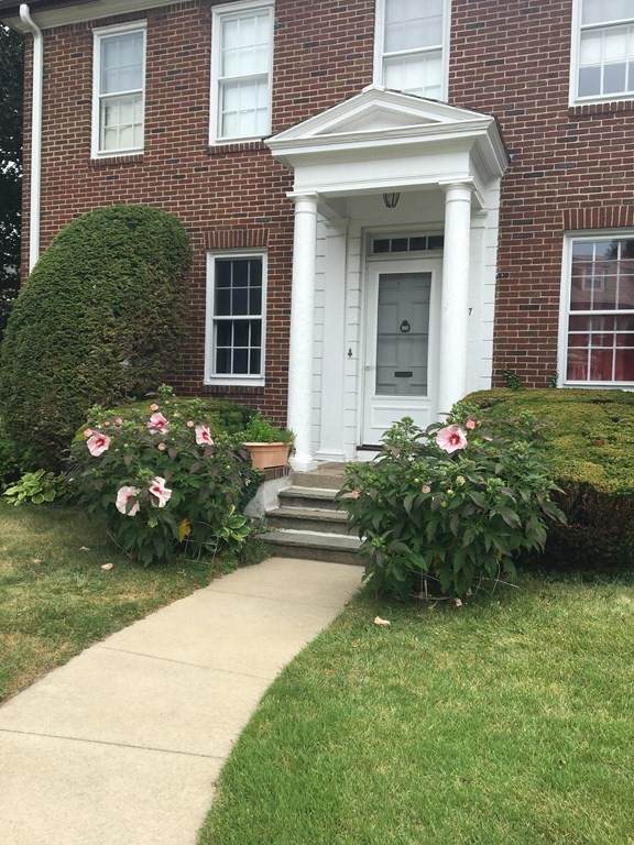 17 Hunnewell Circle - Photo 1