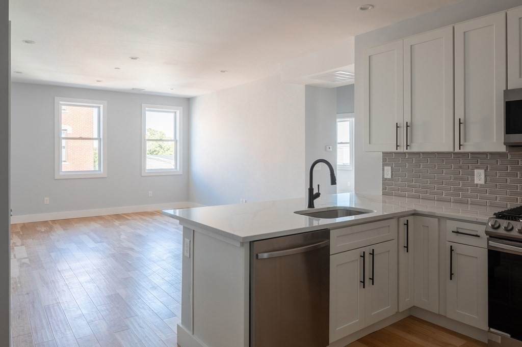 1012-1016 Bennington St - Photo 1
