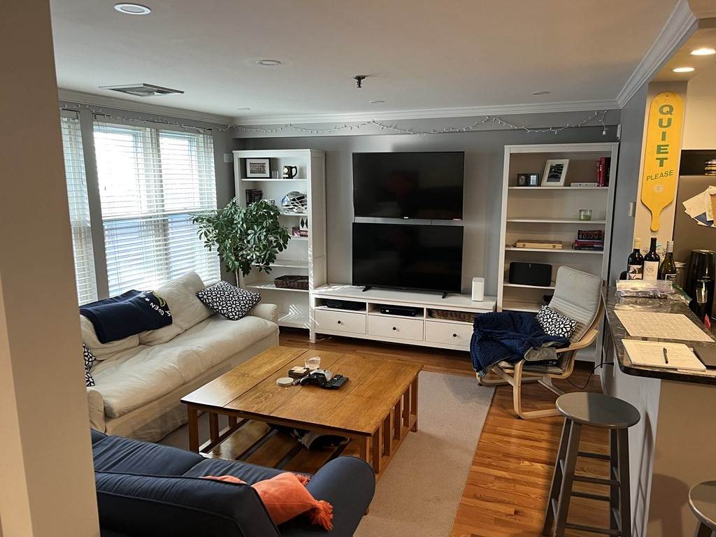 120 Tudor - Photo 1