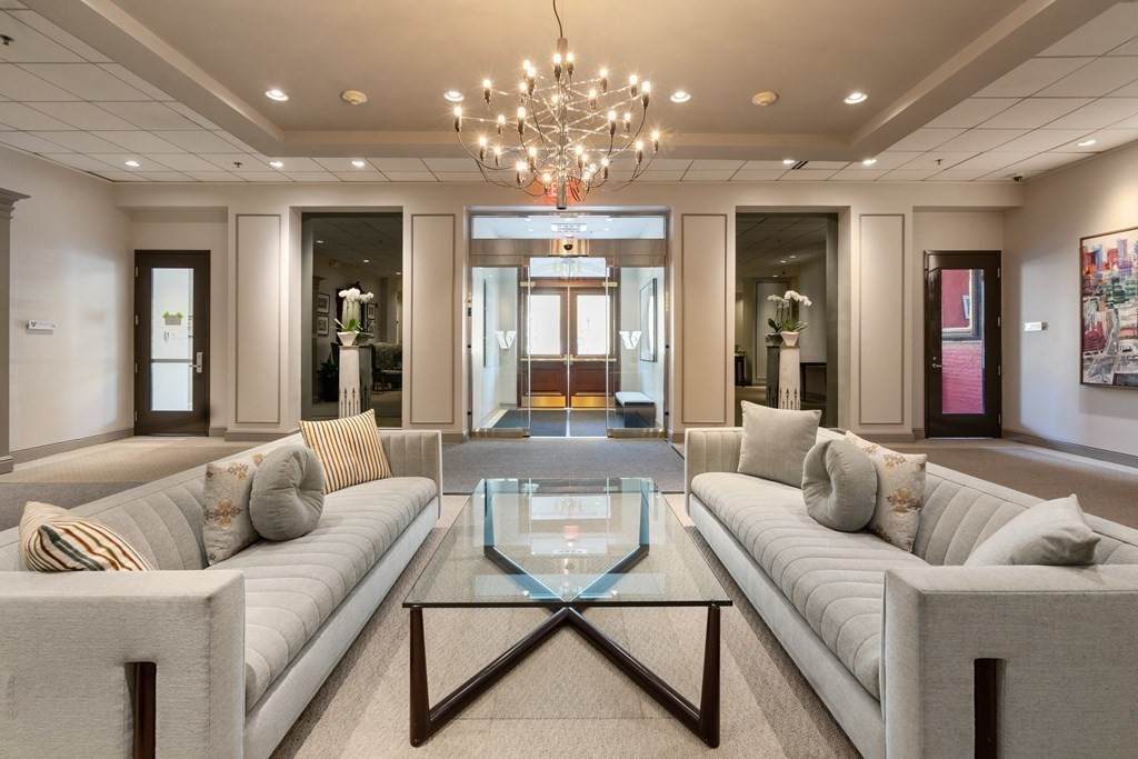 160 Commonwealth Ave - Photo 1