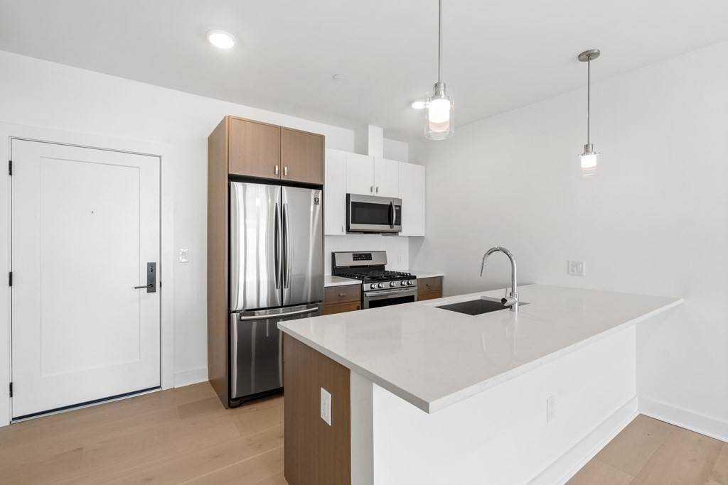 917 Bennington St - Photo 1