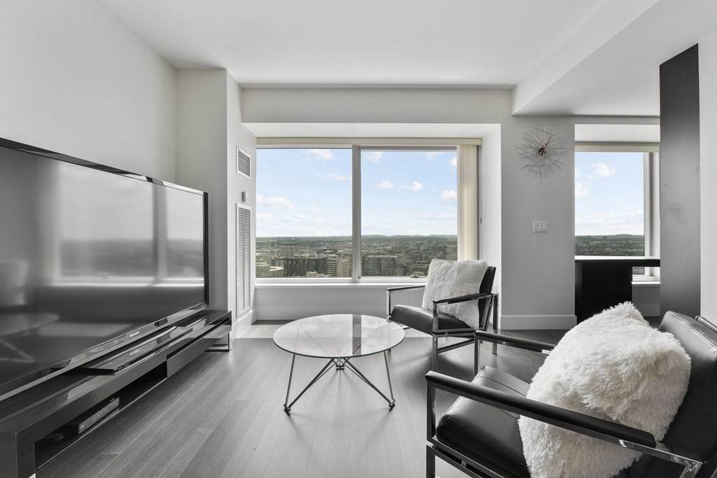 110 Stuart St - Photo 1