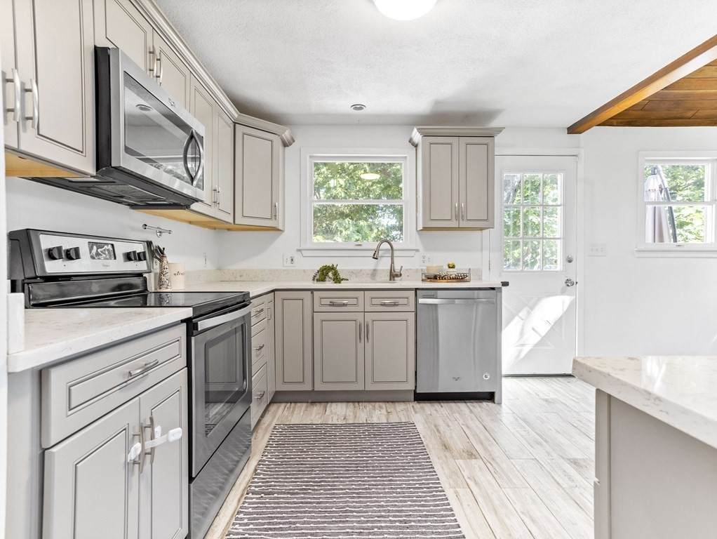 33 Everlyn Ave - Photo 1