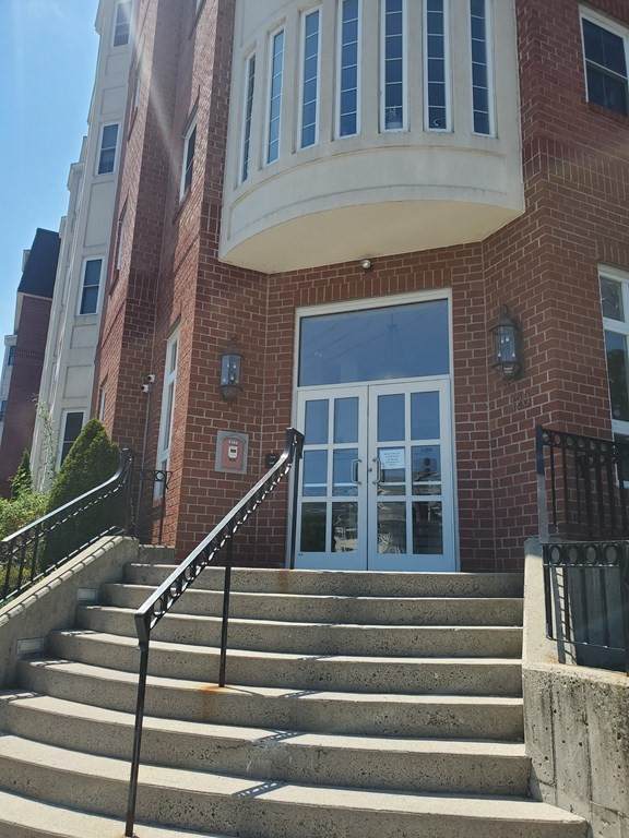 120 Wyllis Avenue - Photo 1