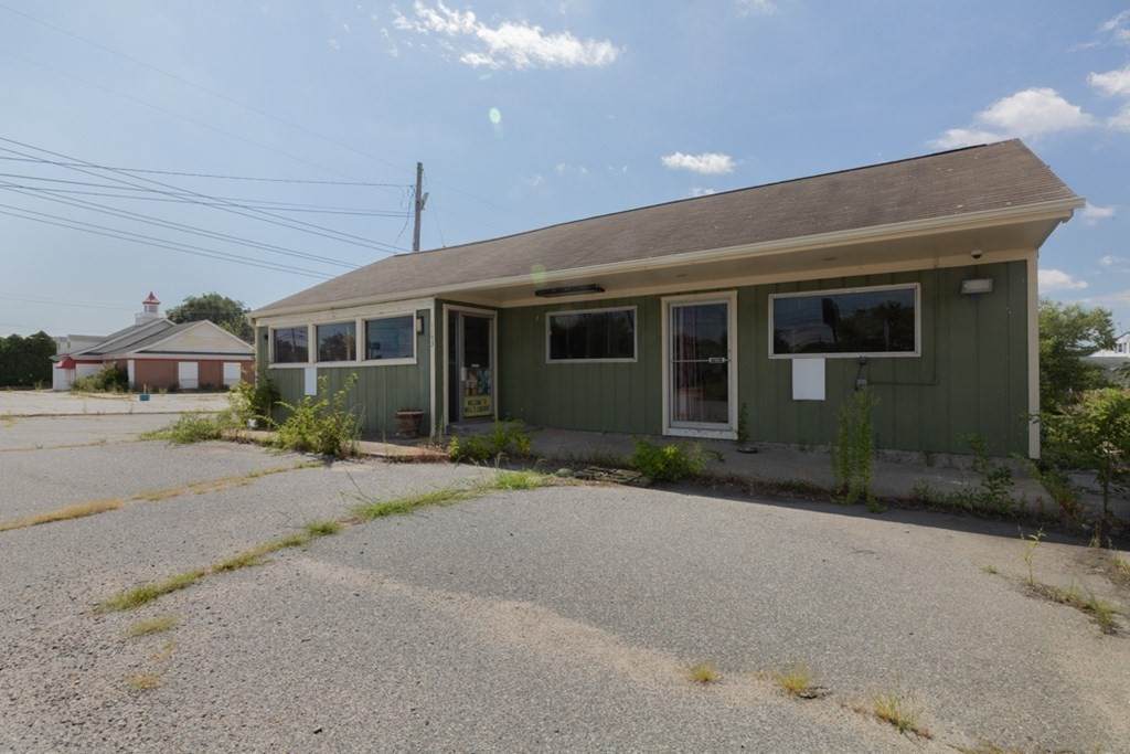 1143 Fall River Ave - Photo 1
