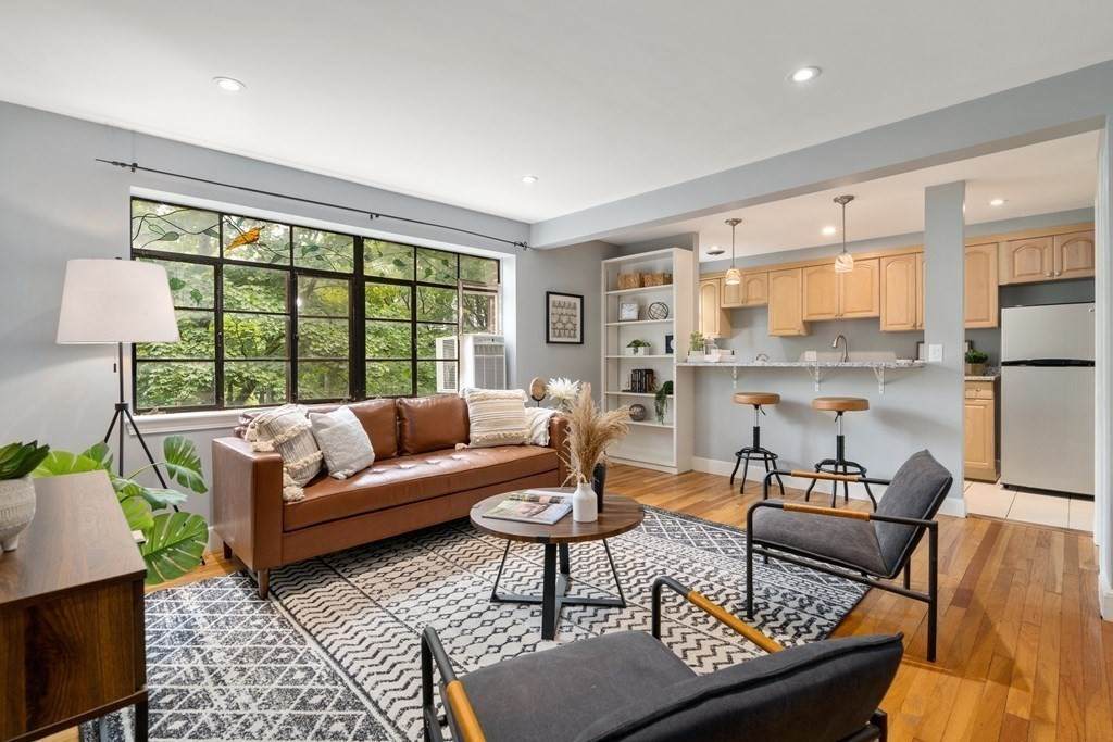 106 Evans - Photo 1