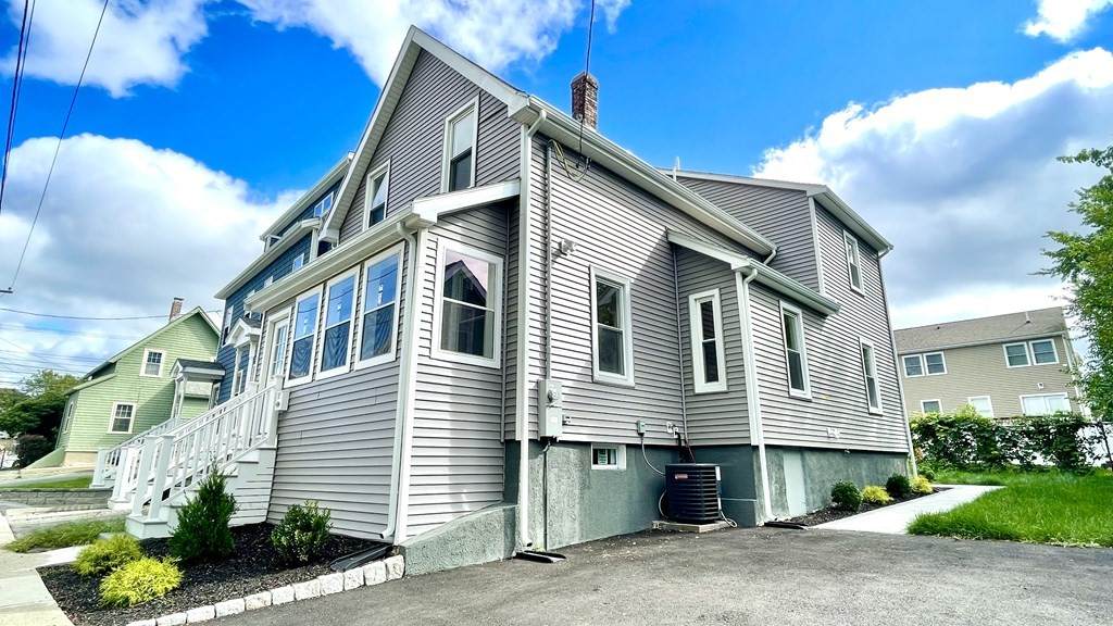 10 Rockwell Ave - Photo 1