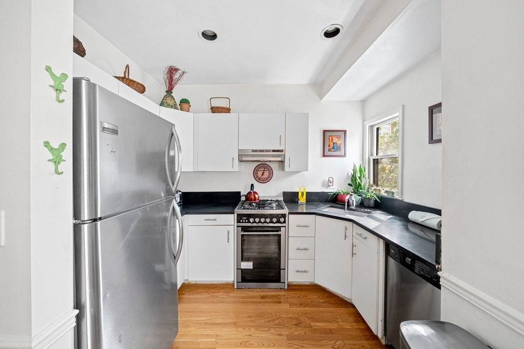 190 W 7th St - Photo 1
