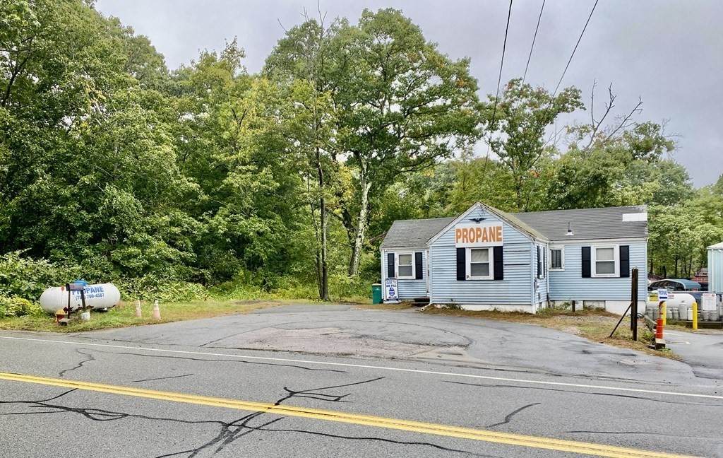 1095 Pleasant St - Photo 1