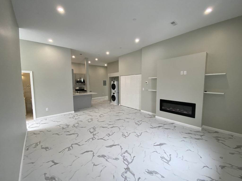 225-235 Essex Street - Photo 1