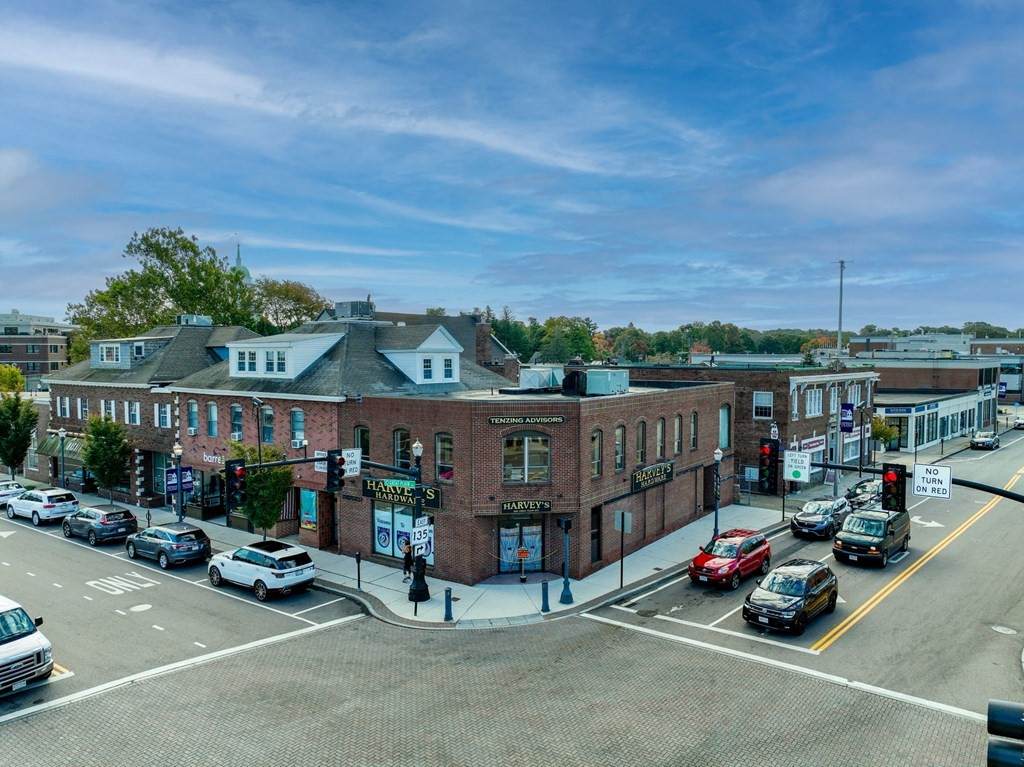 1004 Great Plain Avenue - Photo 1