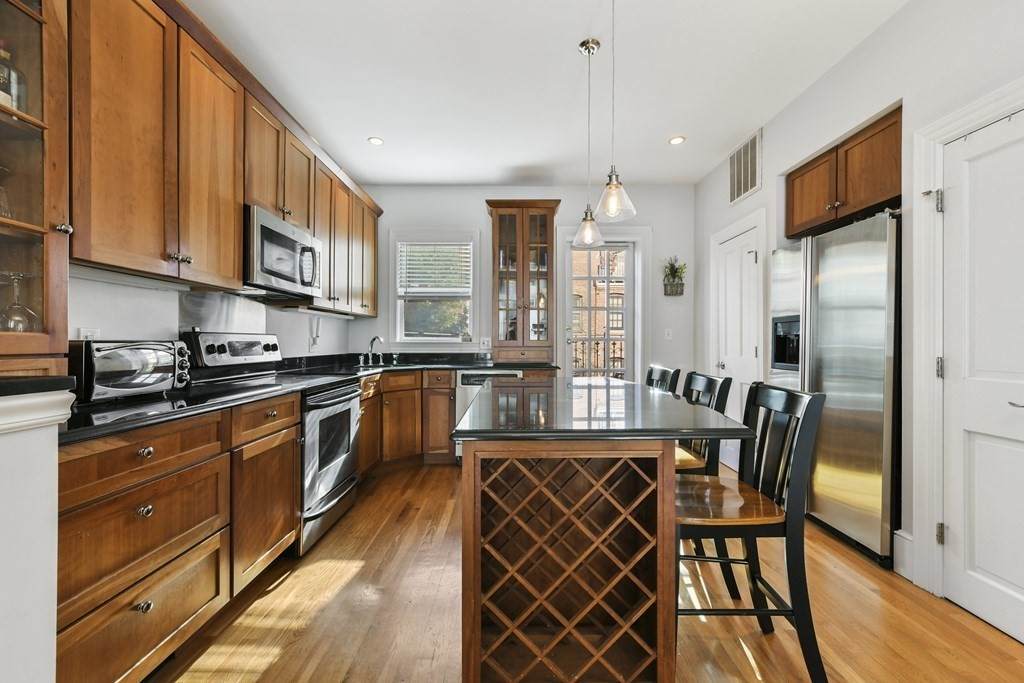 87 Appleton St - Photo 1