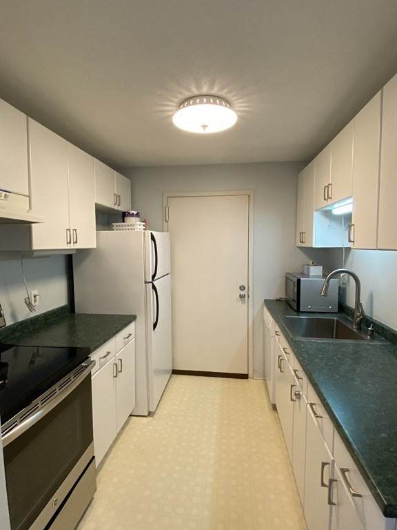 8 Village Green Ln - Photo 1