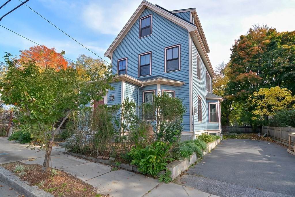 64 Clarendon Ave - Photo 1