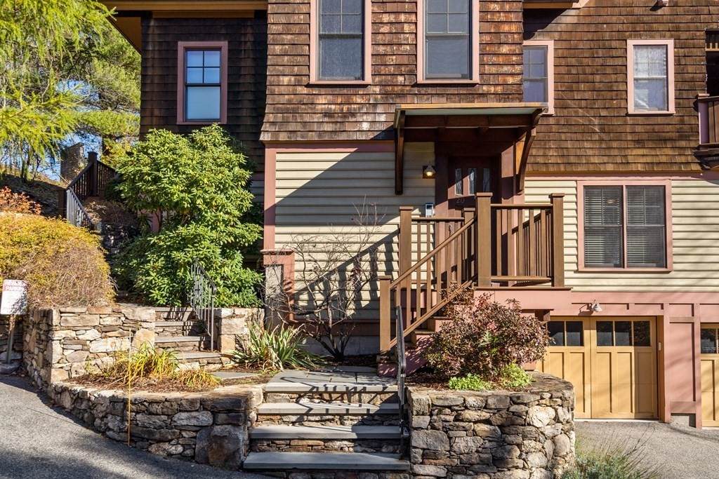 20 Sigourney St - Photo 1