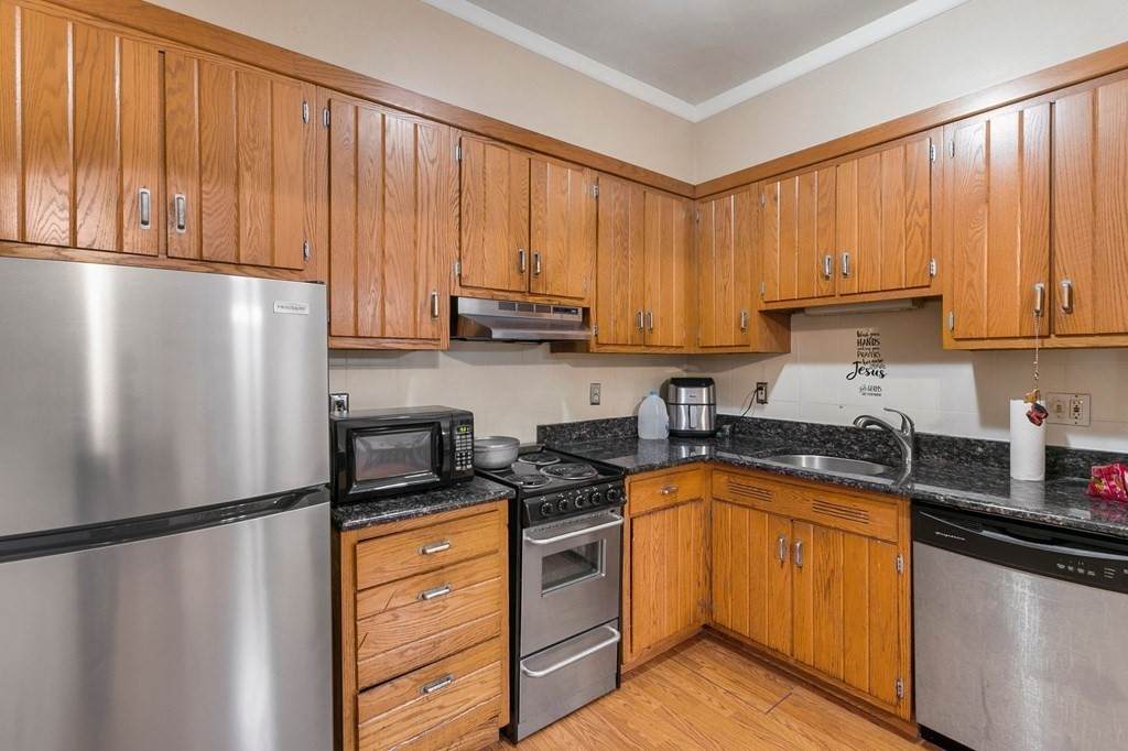 140 Chestnut St - Photo 1