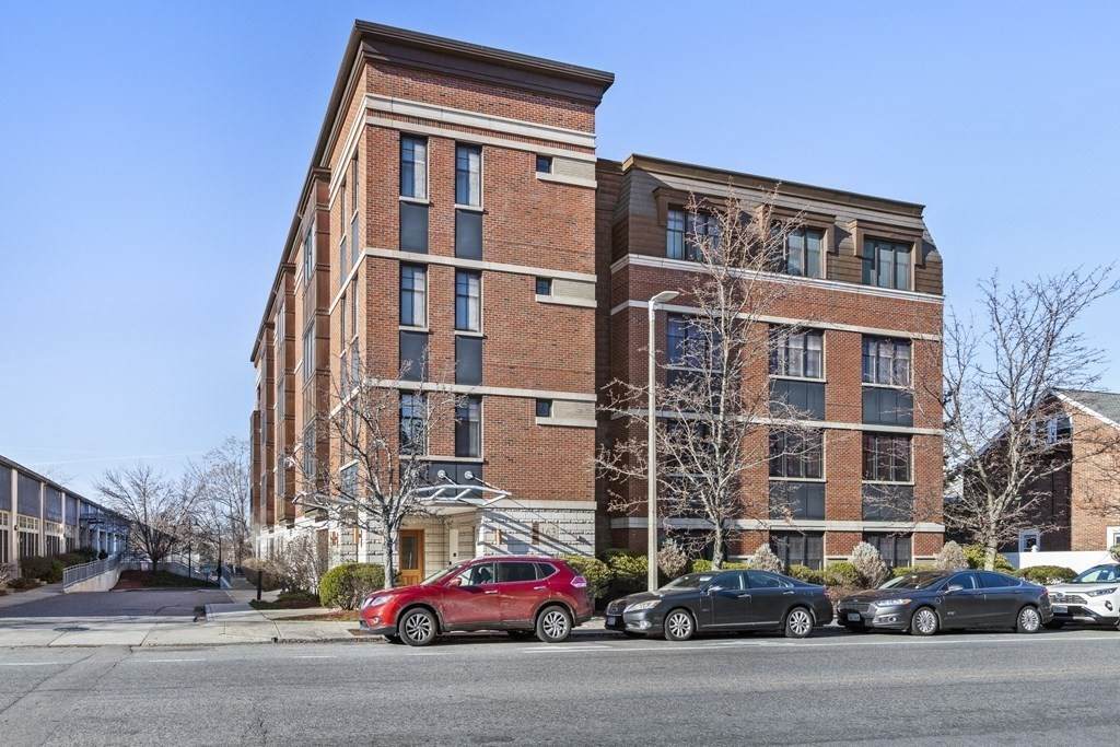163-165 Chestnut Hill Ave - Photo 1